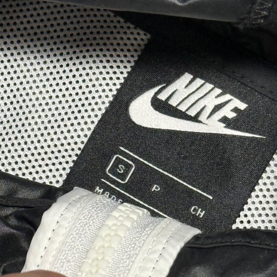 S 나이키 화이트 블랙 배색 크롭 바람막이 상품이미지4