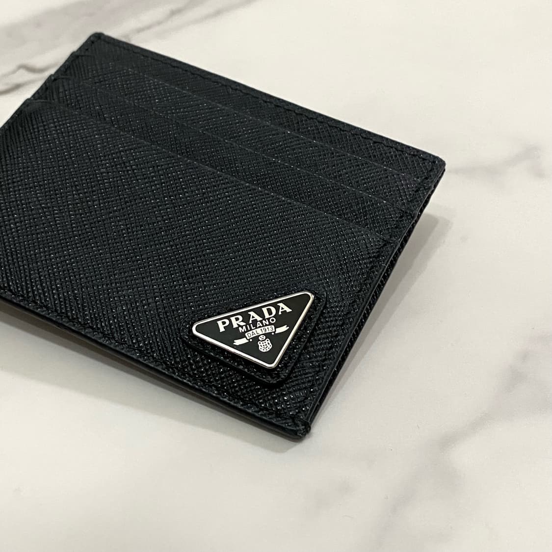 새상품급 프라다 사피아노 레더 삼각로고 카드지갑 블랙 2MC223 상품이미지2