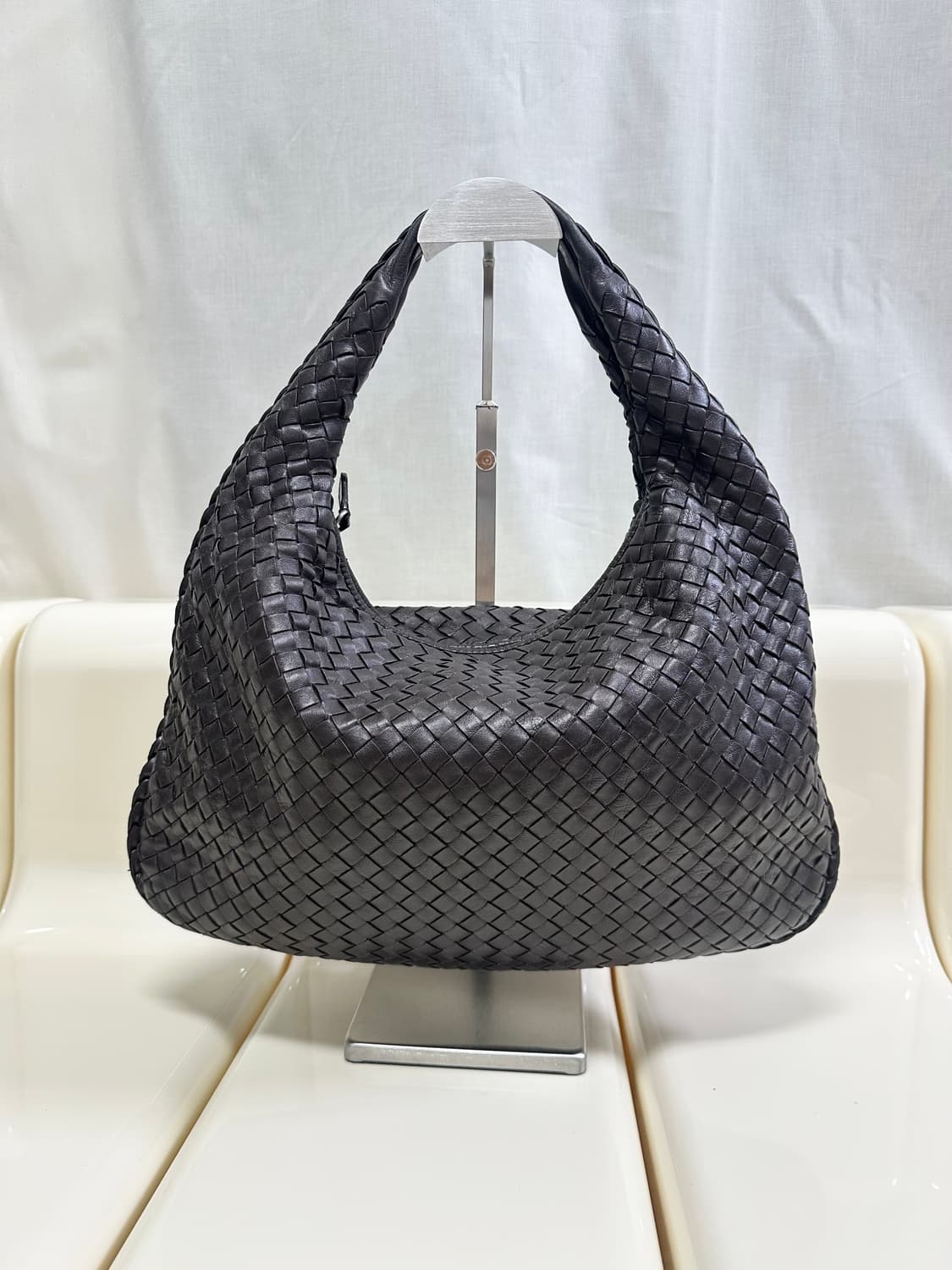 [A+ 정품] 보테가베네타 인트레치아토 호보백 다크브라운 상품이미지1