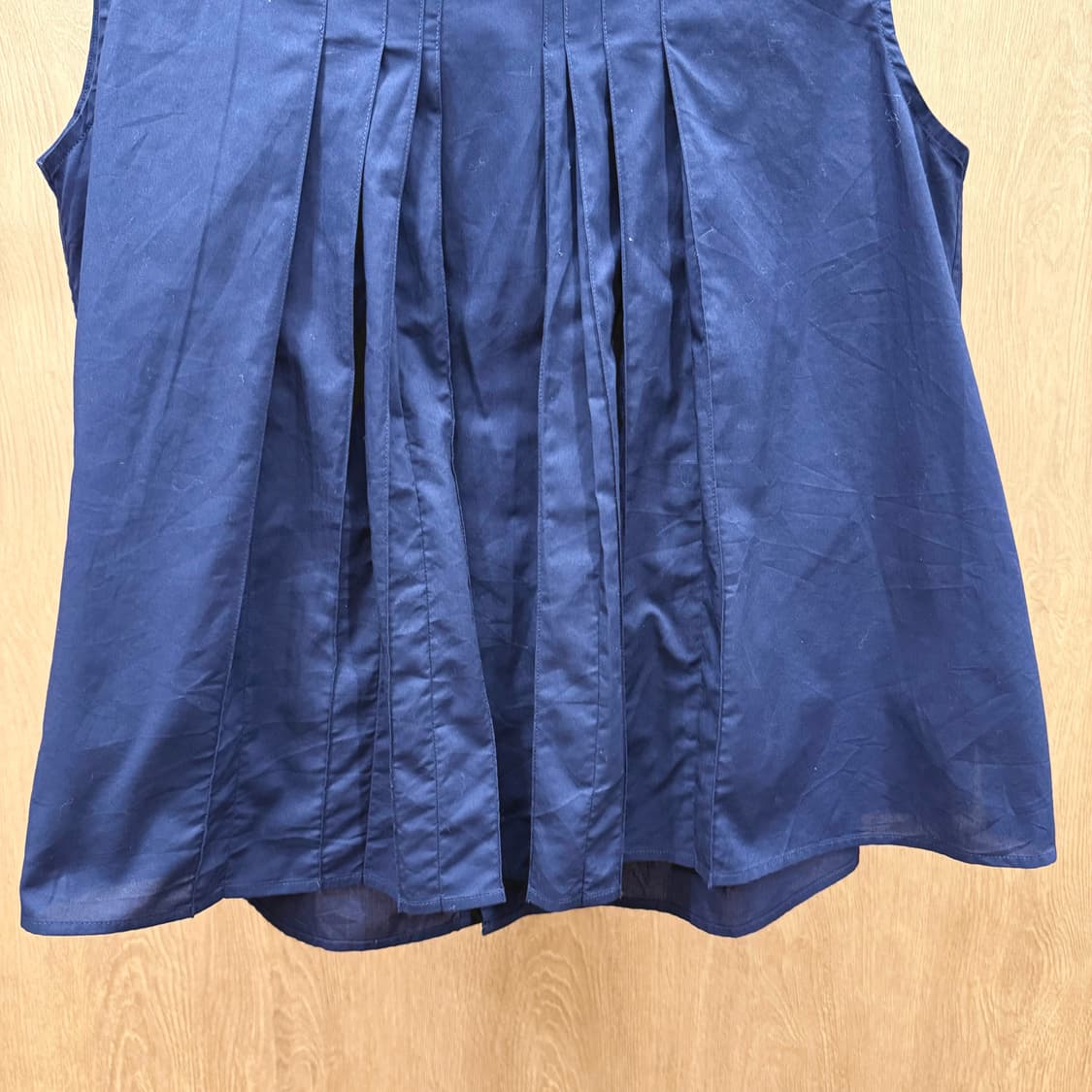 마르니 유니클로 콜라보 핀턱 플리츠 슬리브리스 블라우스 네이비 상품이미지5