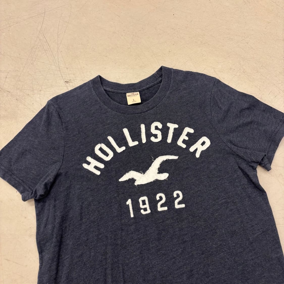 홀리스터 아치로고 네이비 반팔티 상품이미지2
