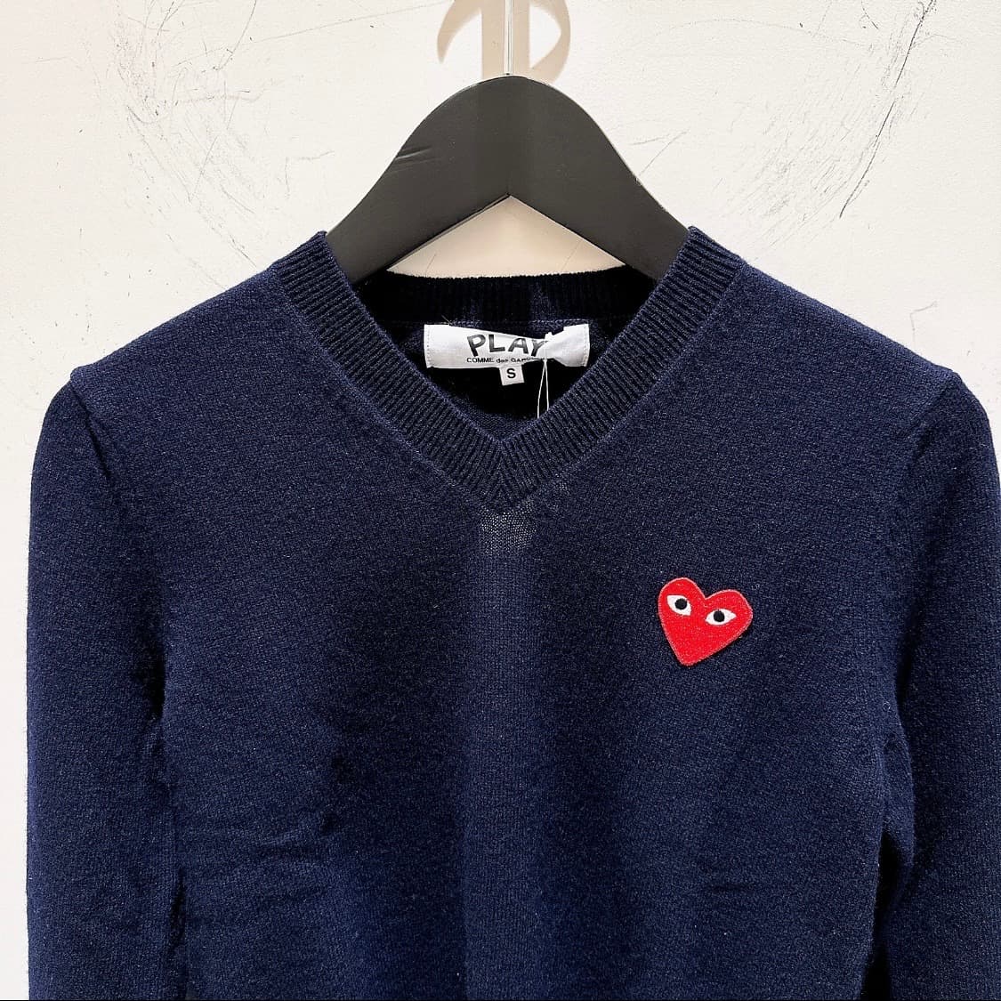 꼼데가르송 플레이 여성 네이비 레드와펜 울 니트 상품이미지3