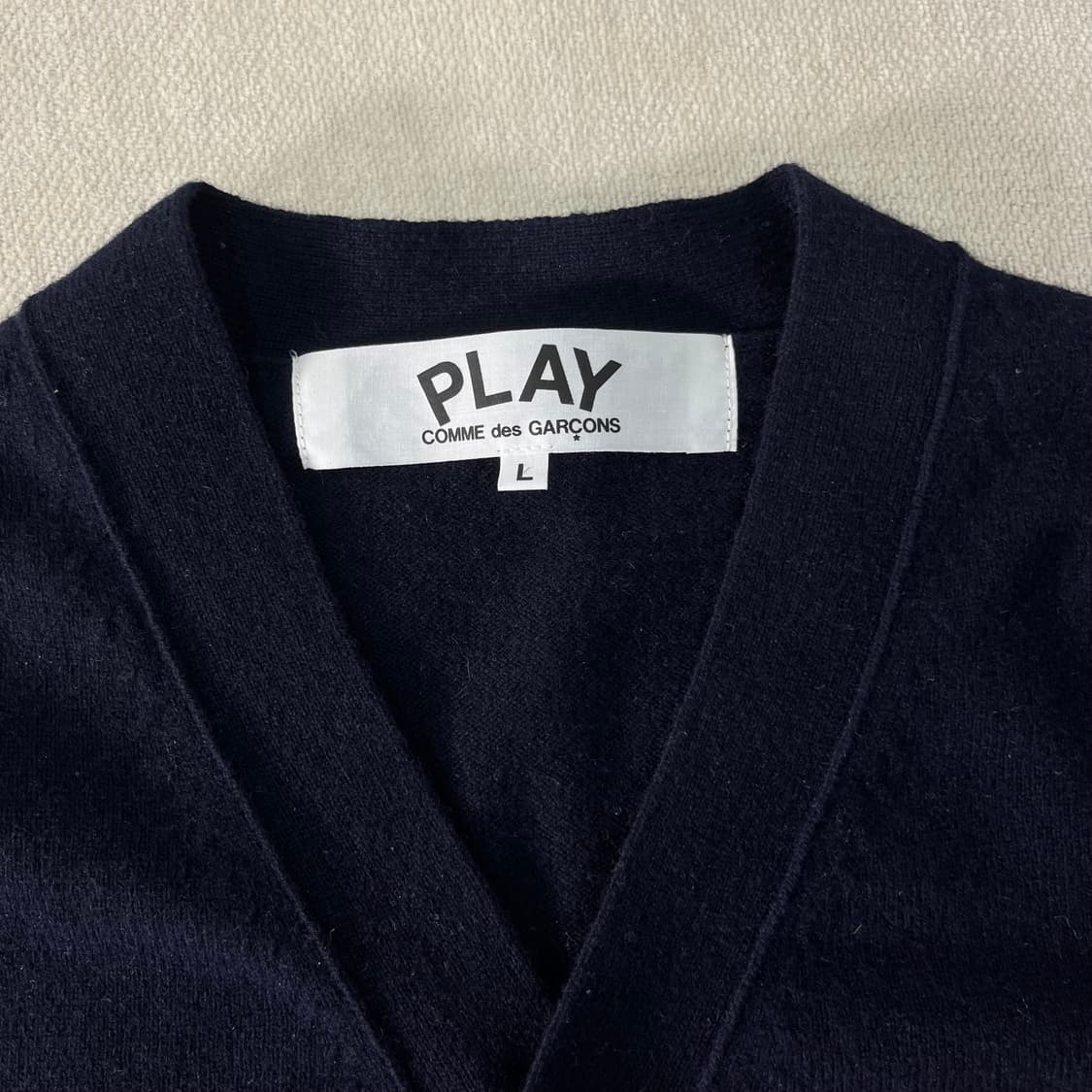 100 꼼데가르송 화이트 하트 와펜 네이비 가디건 상품이미지3