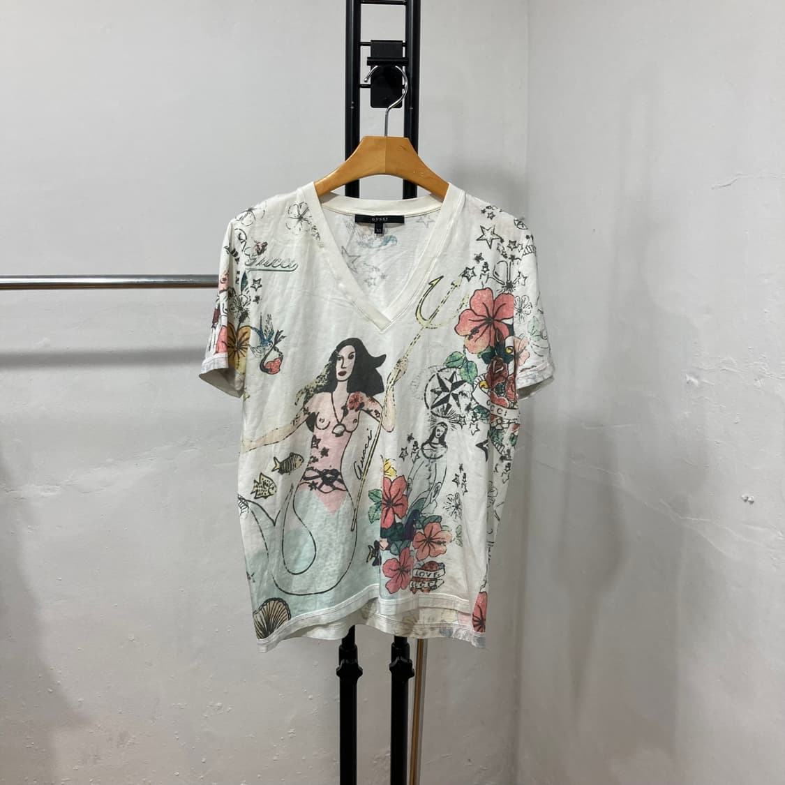 구찌(Gucci) 시그니처 그래픽 프린팅 브이넥 반팔 티셔츠 상품이미지2