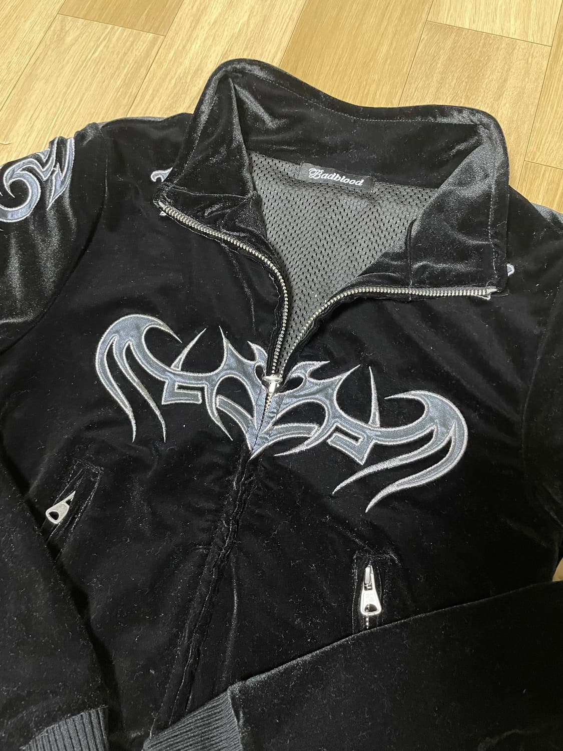 배드블러드 트라이벌 로고 벨벳 집업 - 블랙 XS 상품이미지5