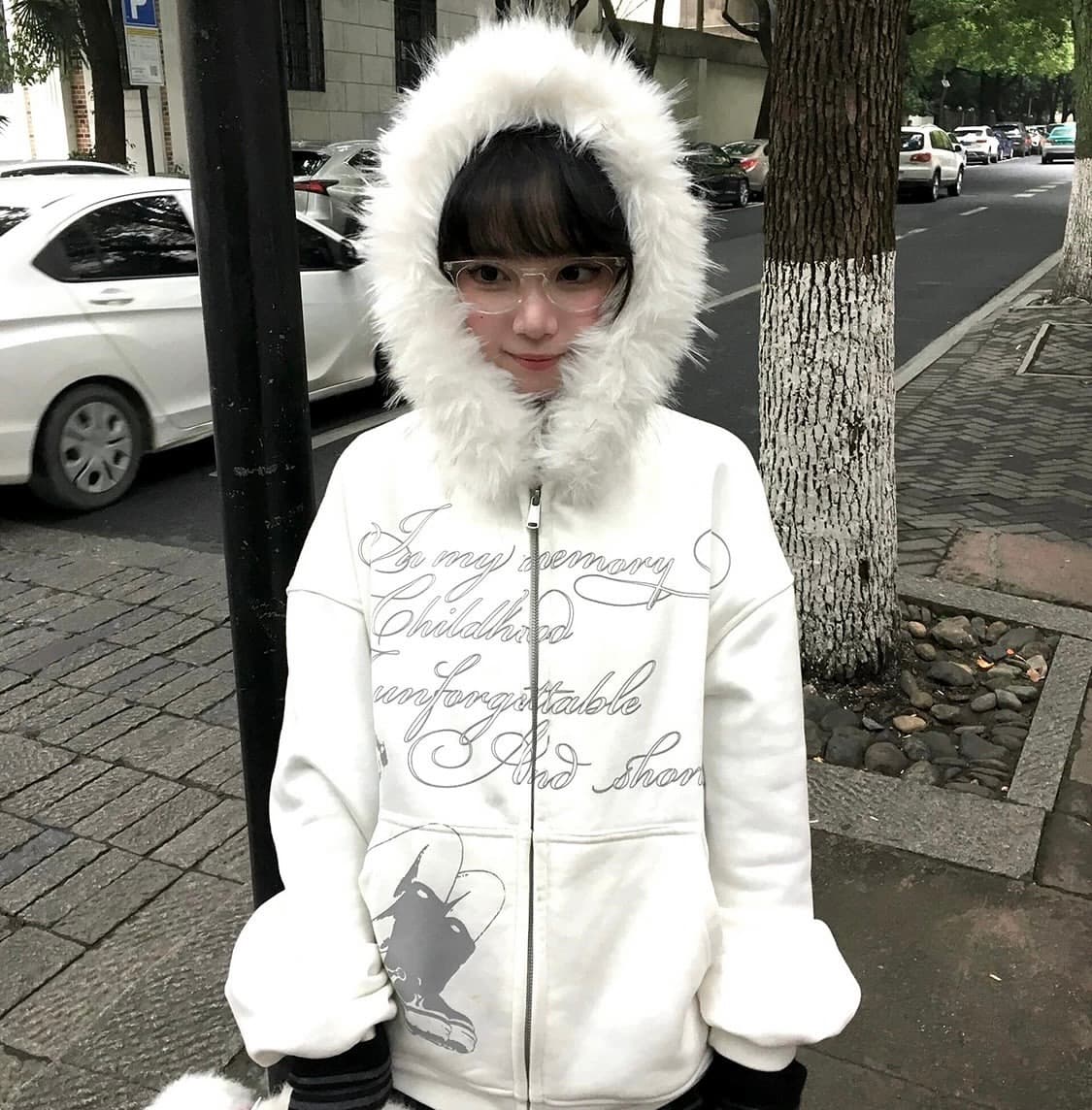 레터링 퍼 화이트 후드집업 상품이미지1