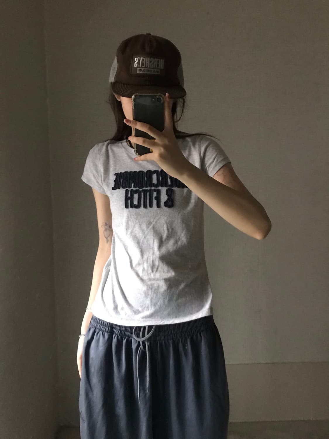 아베크롬비 그레이 슬림핏 반팔티셔츠 상품이미지3