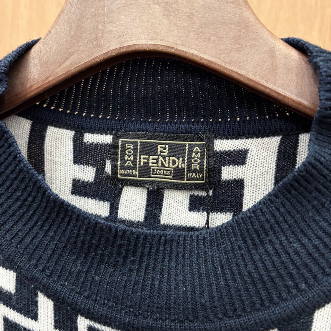 펜디 진스 라운드넥 긴팔 울 니트 로고 모노그램 패턴 디테일 블랙 화이트 상품이미지6