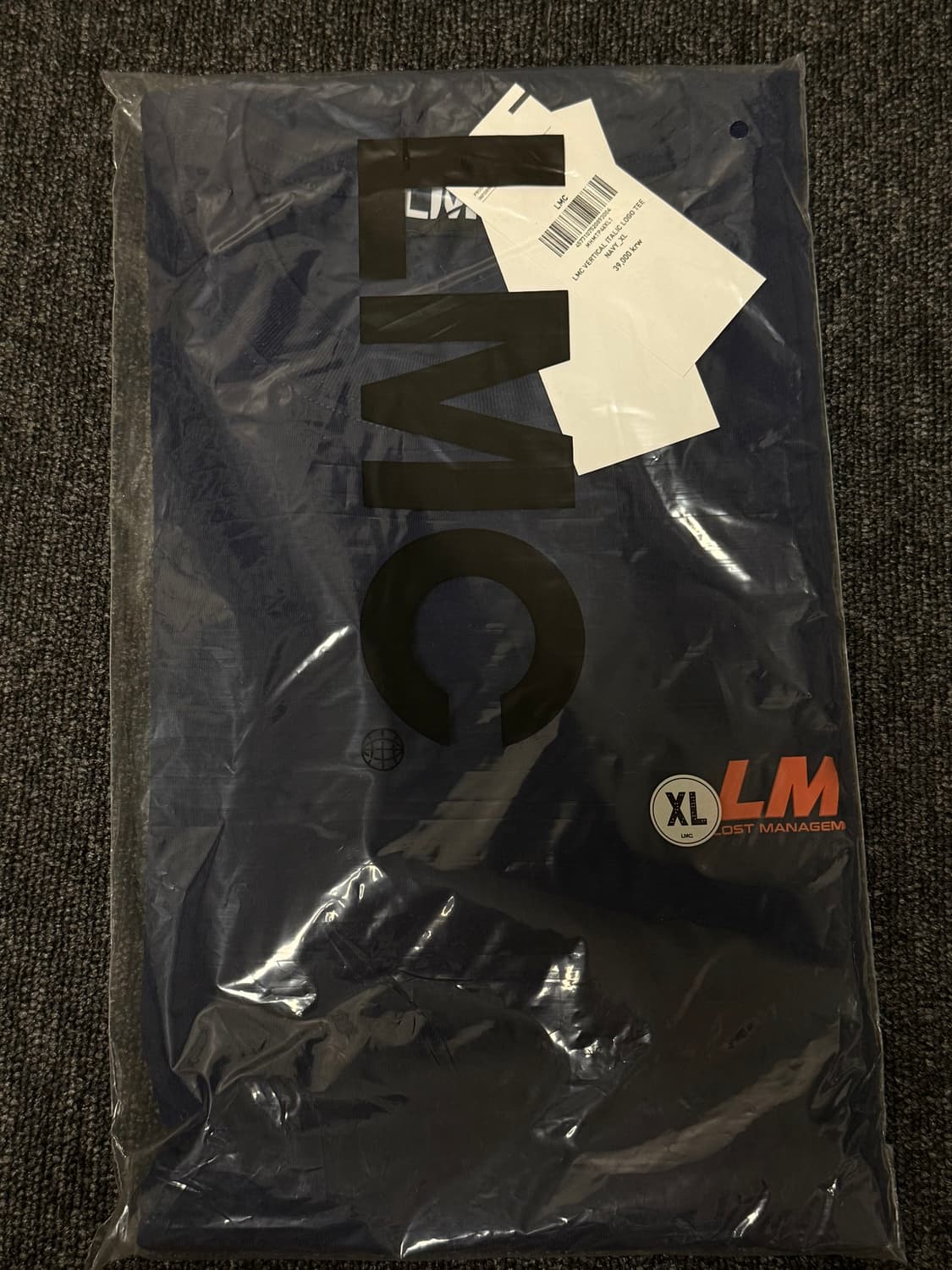 [XL] LMC VERTICAL ITALIC 로고 반팔 티 네이비 상품이미지1