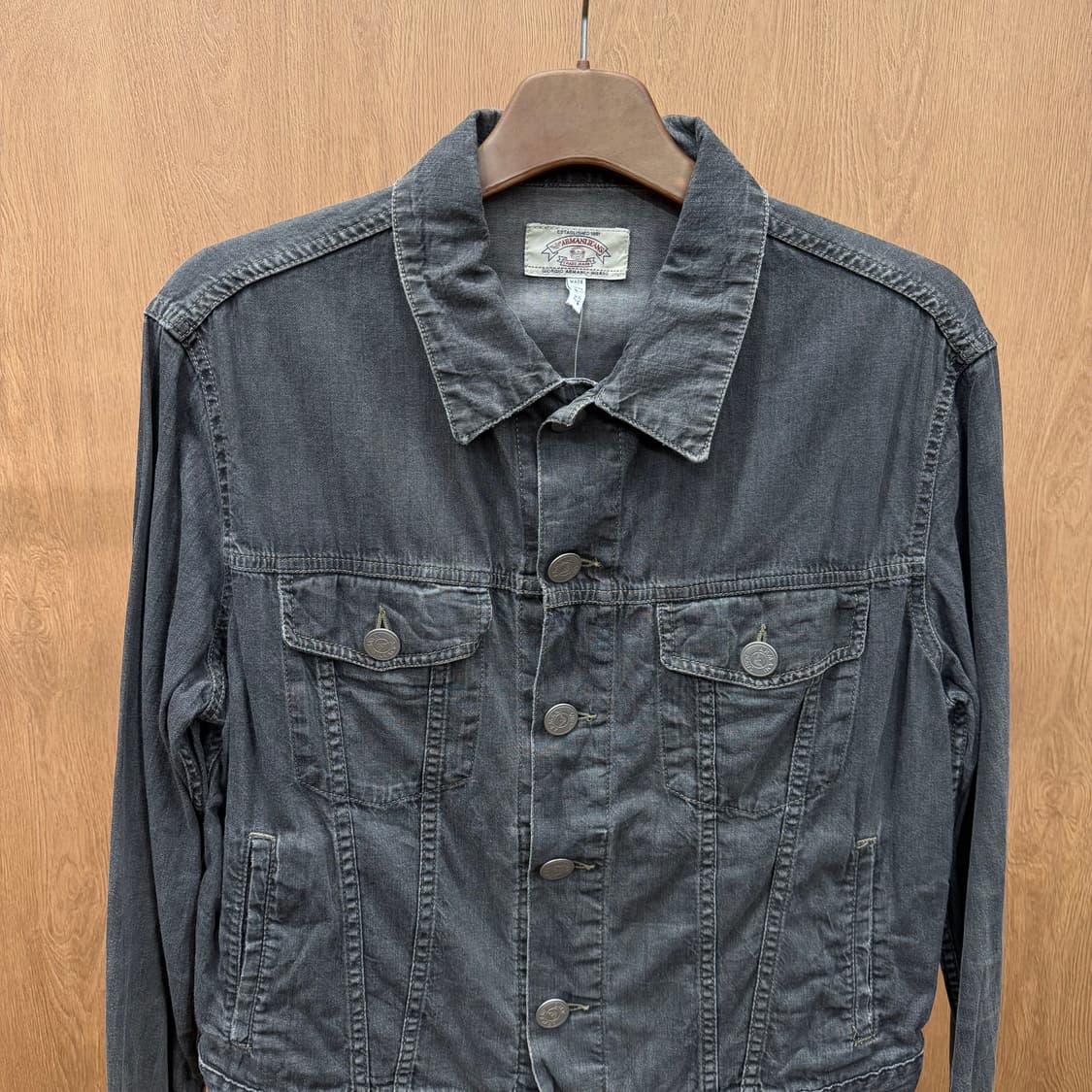아르마니 진스 데님 코튼 트러커 자켓 메탈 로고 버튼 포켓 디테일 그레이 상품이미지4