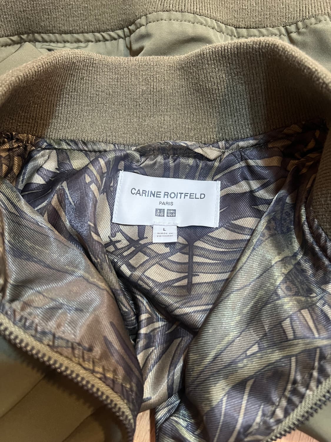 유니클로xCARINE ROITFELD 콜라보 여성 카키 봄버점퍼 크롭점퍼 상품이미지6