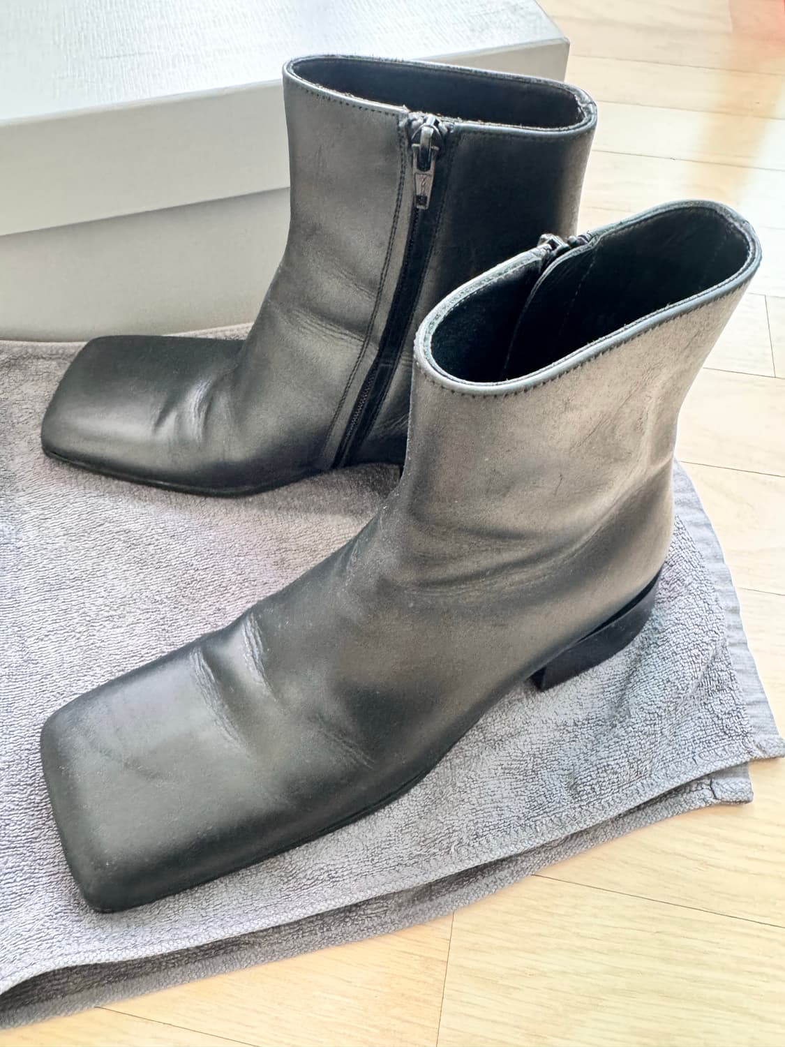 발렌시아가 블랙 워크 스퀘어토 가죽 앵클 부츠 상품이미지4