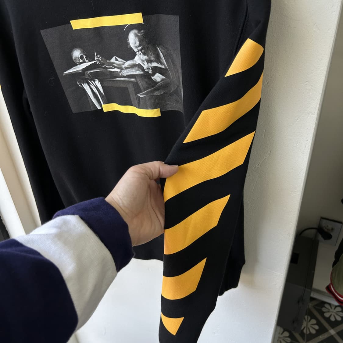 16645 - 오프화이트 카라바지오 페인팅 맨투맨 상품이미지3