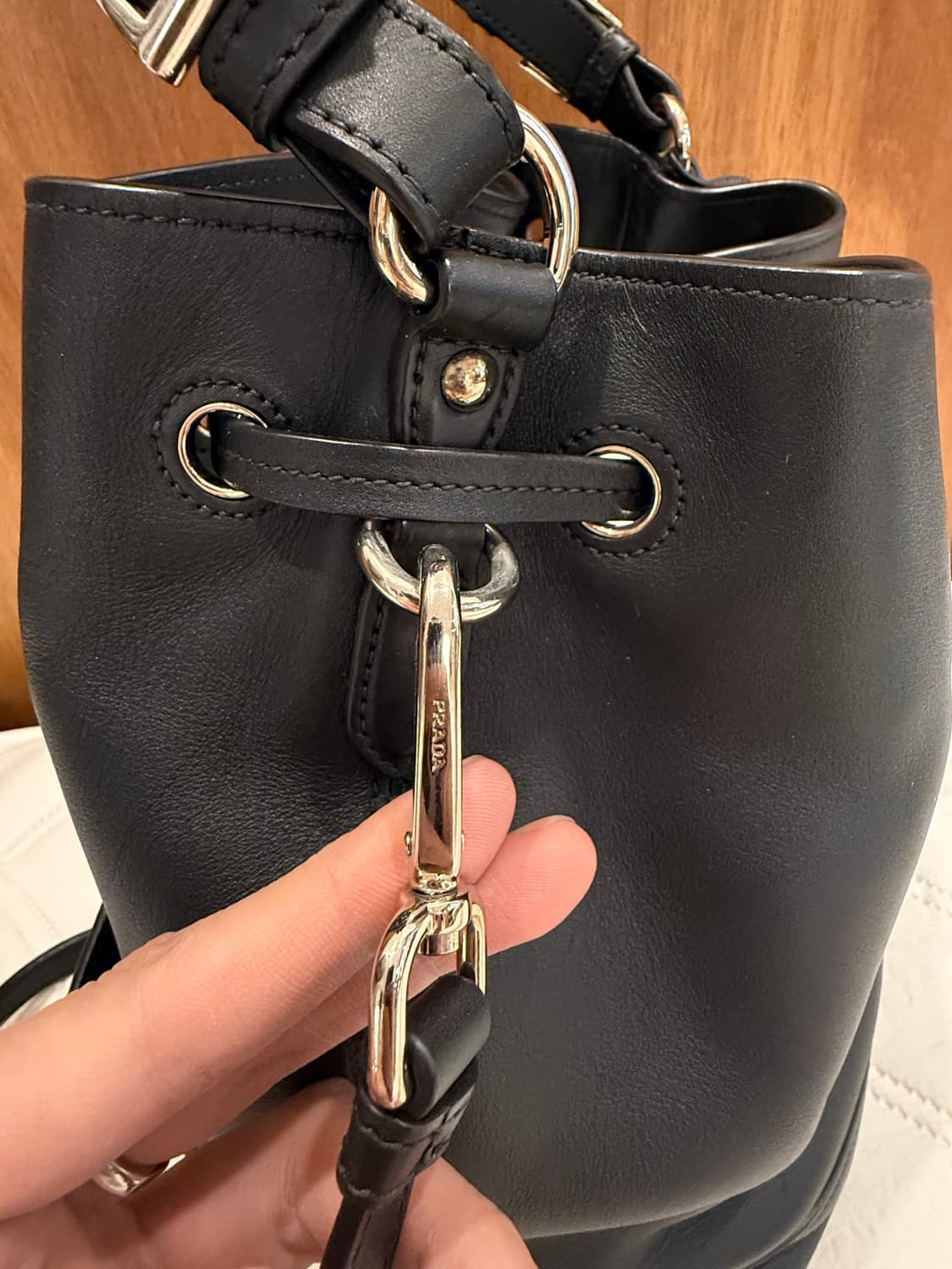 PRADA BR5069 블랙 레더 버킷 테슬 토트백 상품이미지7