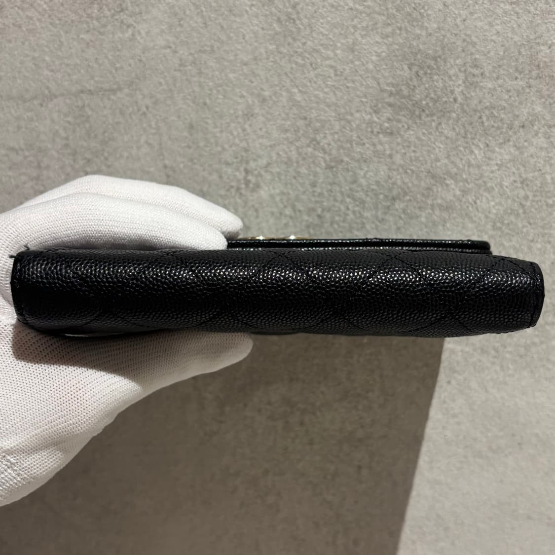 A+ OS사이즈 샤넬 CC로고 캐비어 플랩 반지갑 블랙 (내장칩) 상품이미지3