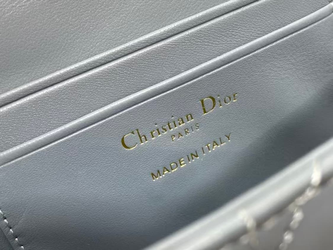 디올 크로스 백시그니처 넝쿨 체크로 클래식한 레터링 참장식
 상품이미지7