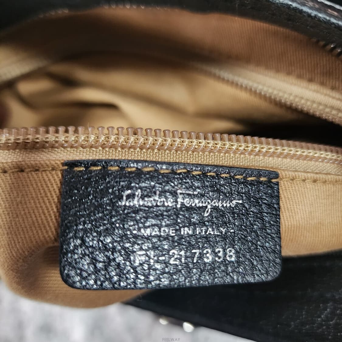 페라가모 은장 간치니로고 숄더백 상품이미지10