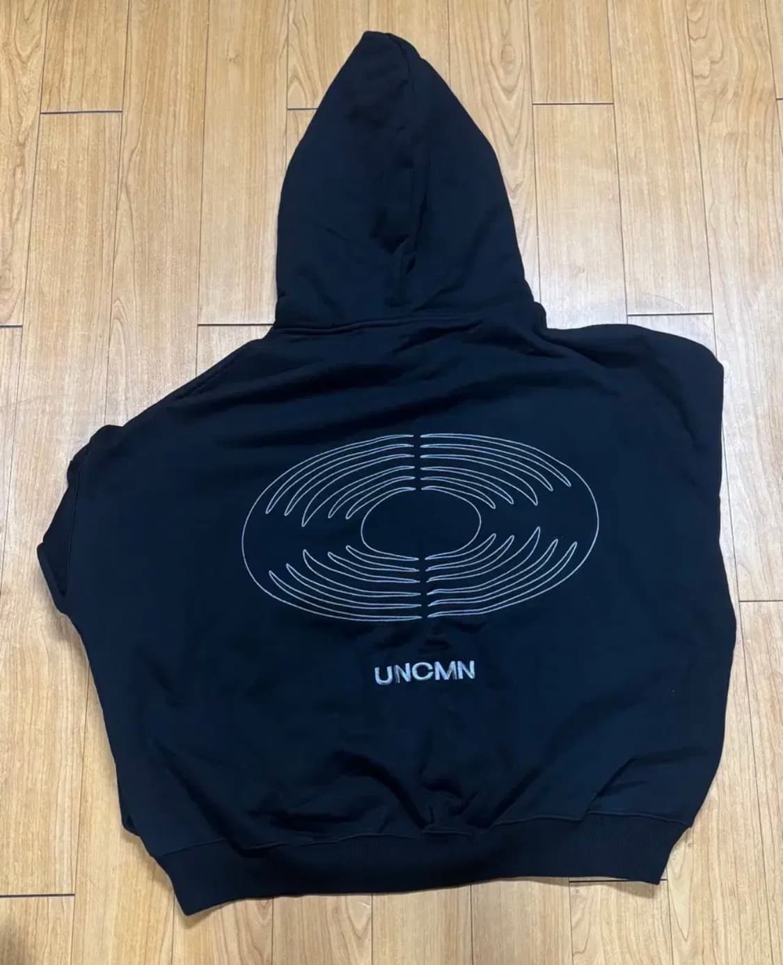 UNCMN 언커먼 BACK LOGO 백로고 후드티 블랙 상품이미지3
