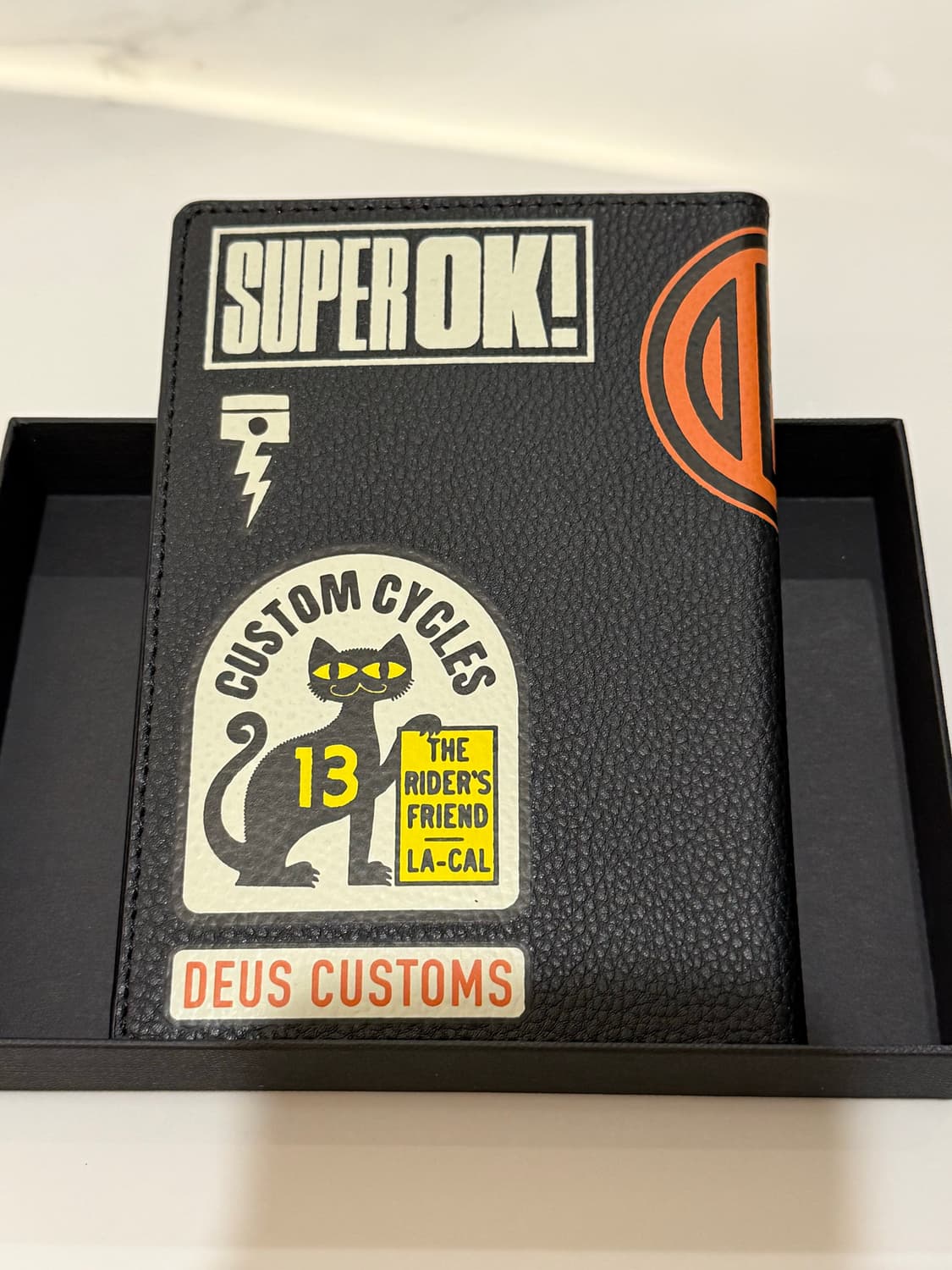 데우스 엑스 마키나 여권케이스 상품이미지2