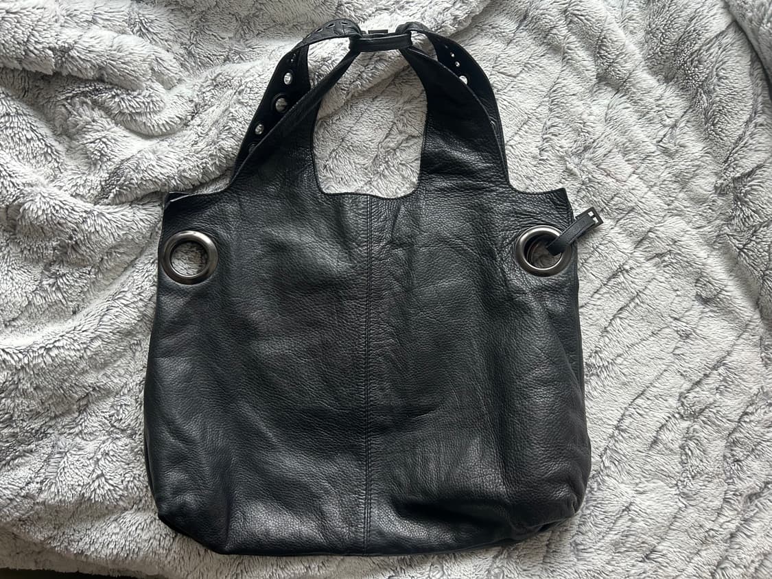 지방시 아일렛 스터드 백 상품이미지4