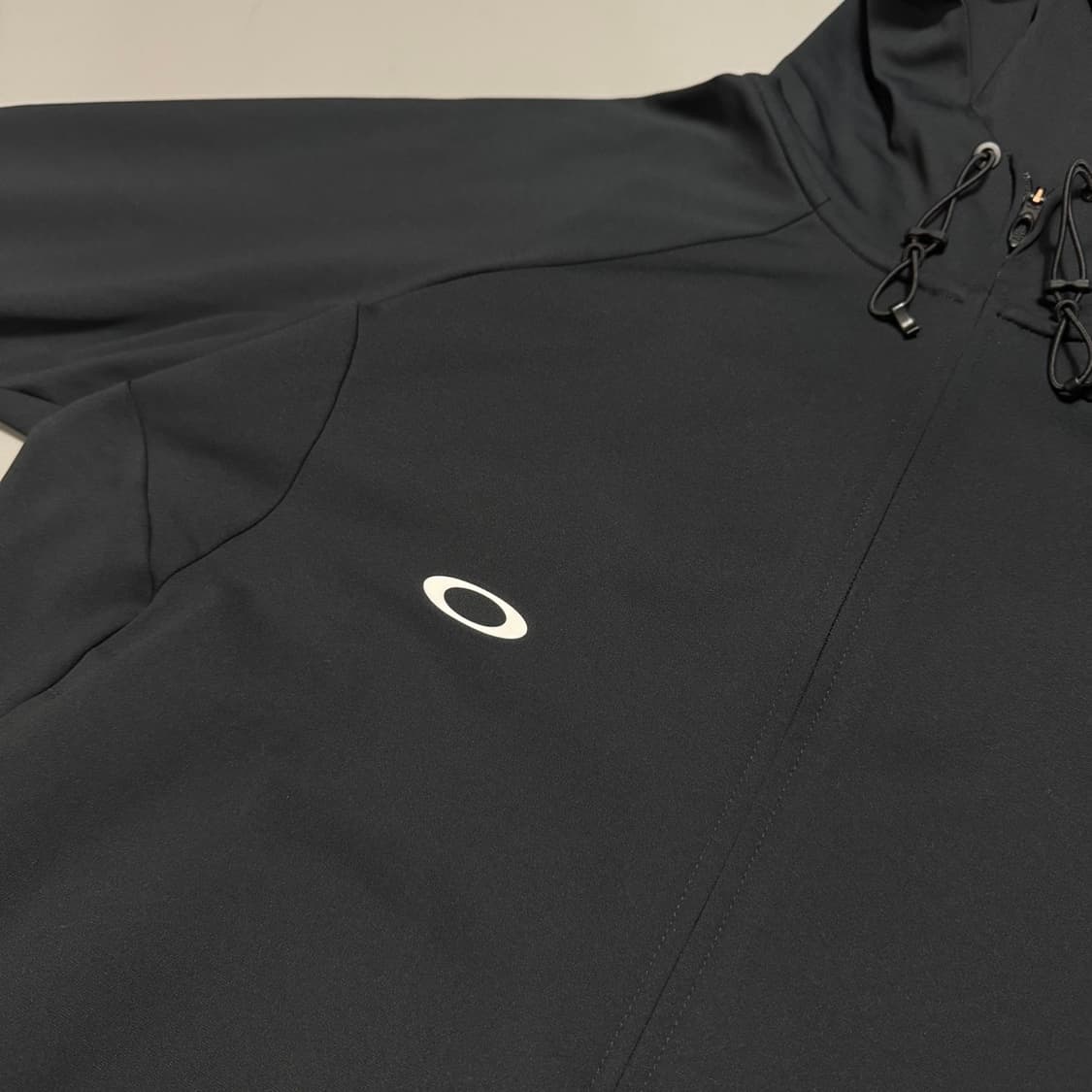 오클리(OAKLEY) 블랙컬러 인핸스 그리드 폴리에스터 후드 윈드브레이커 상품이미지5