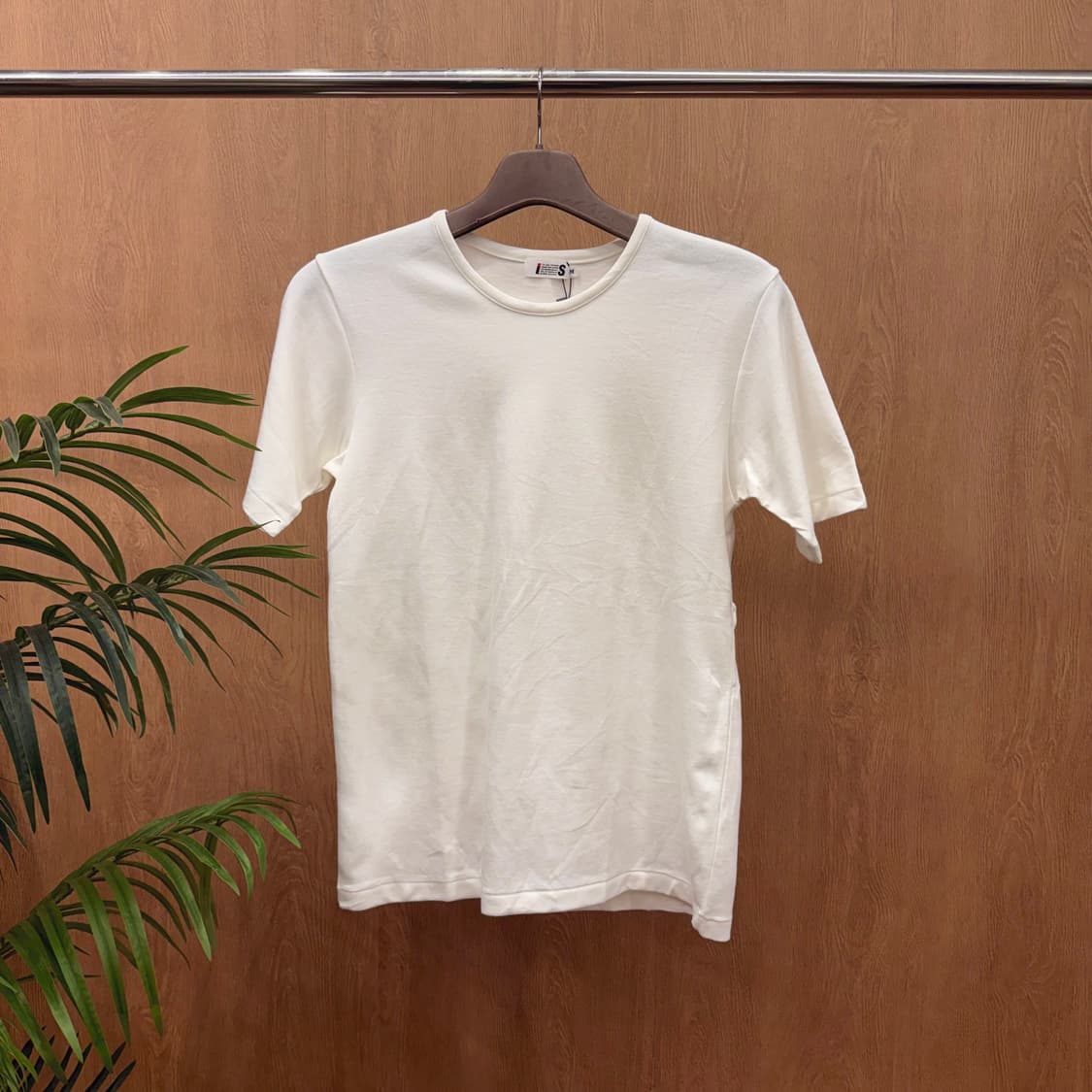 이세이미야케 반팔 티셔츠 라운드넥 I.S 로고 라벨 디테일 화이트 상품이미지1