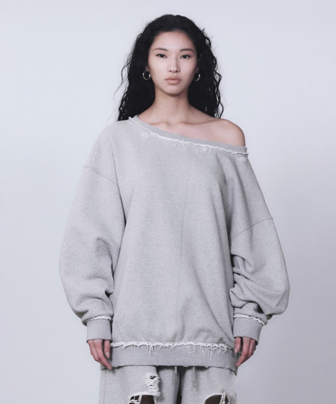 트리밍버드 데미지 보트넥 맨투맨 상품이미지1