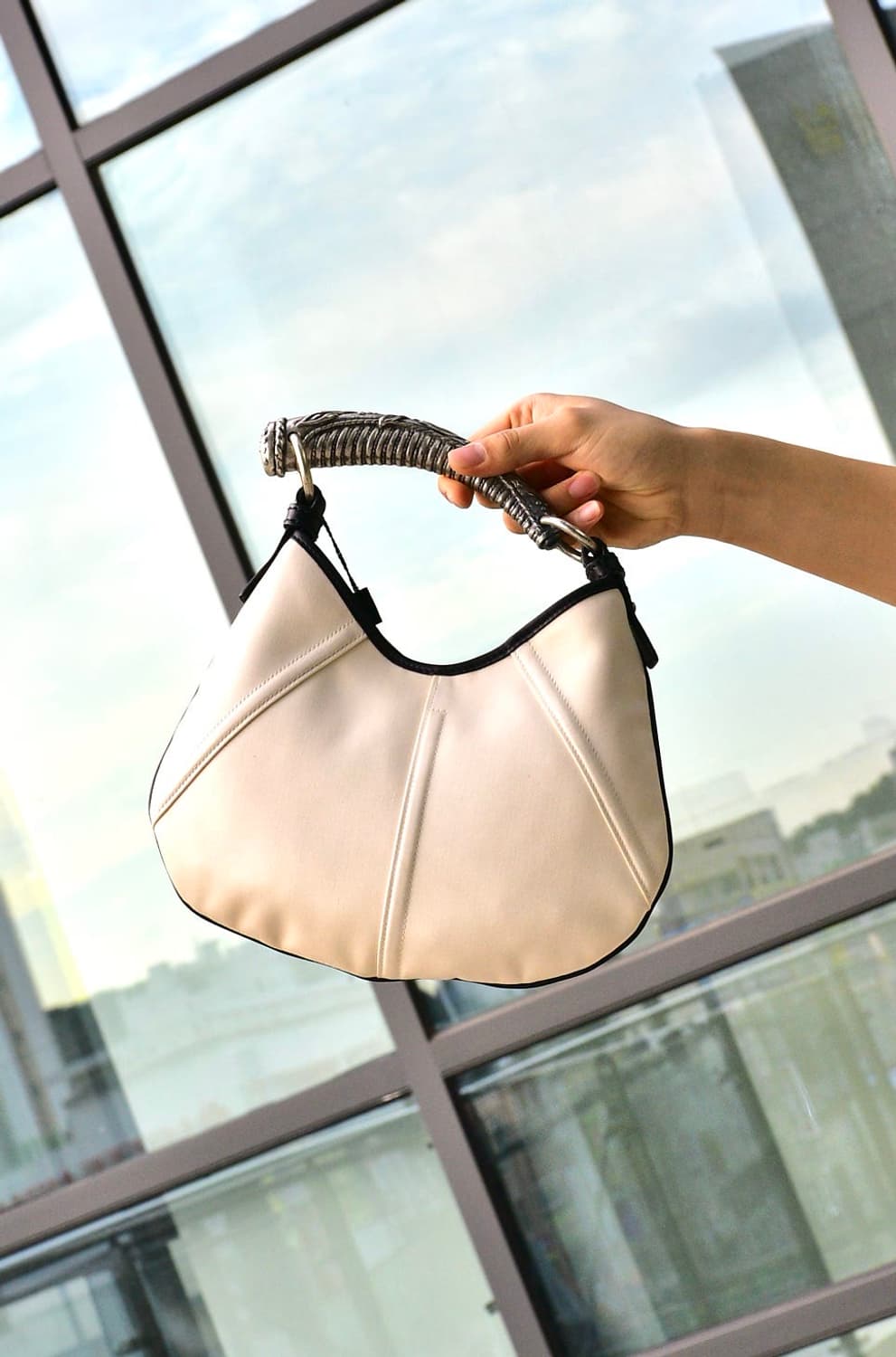 입생로랑 몸바사 호른 핸들 토트백 (정품) 상품이미지1