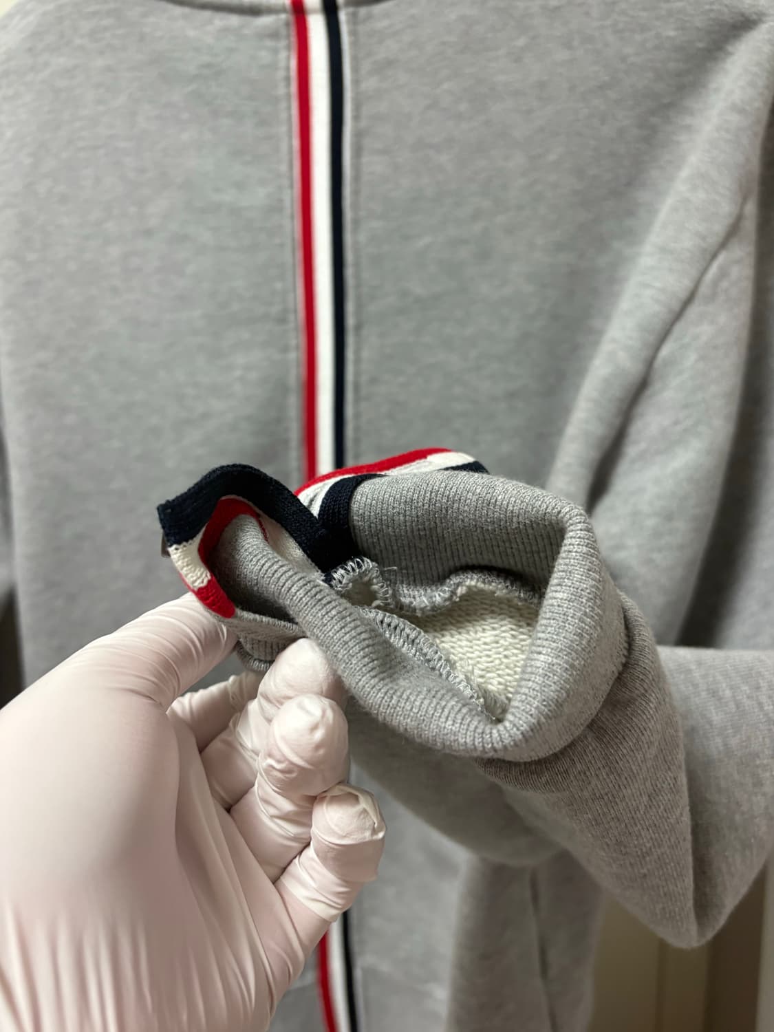 톰브라운 백삼선 그레이 맨투맨 4사이즈 상품이미지3