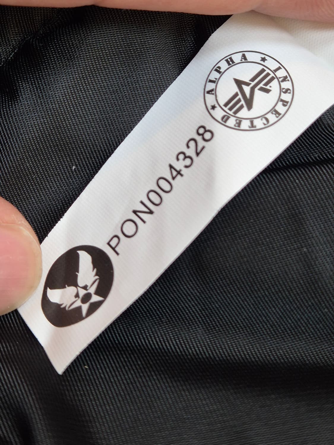 알파인더스트리 블랙 색상 패딩 XL 사이즈입니다. 후드에 털이 달려있어  상품이미지9