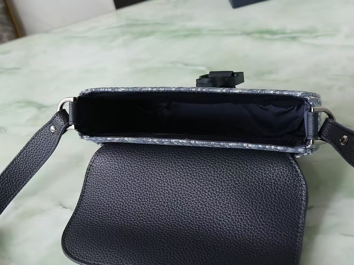 디올 새들 스트랩 파우치 그레인드 카프스킨 베이지 & 블랙 상품이미지6