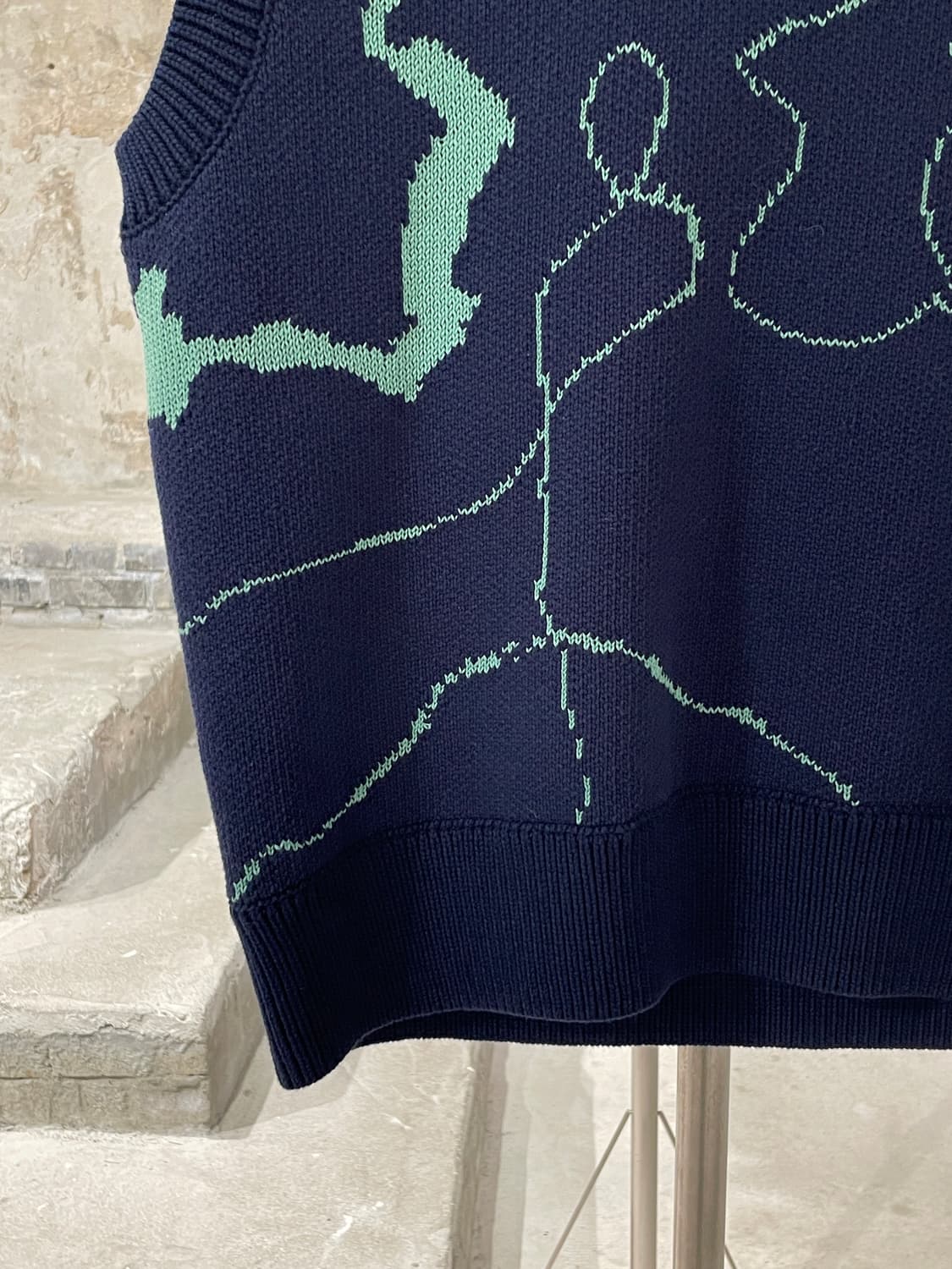 코스 네이비 레귤러 자카드 V넥 니트 베스트 상품이미지4