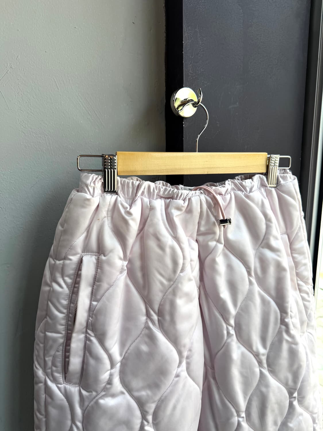 40/ 미우미우 퀄팅패딩 7부 백로고 팬츠 상품이미지5