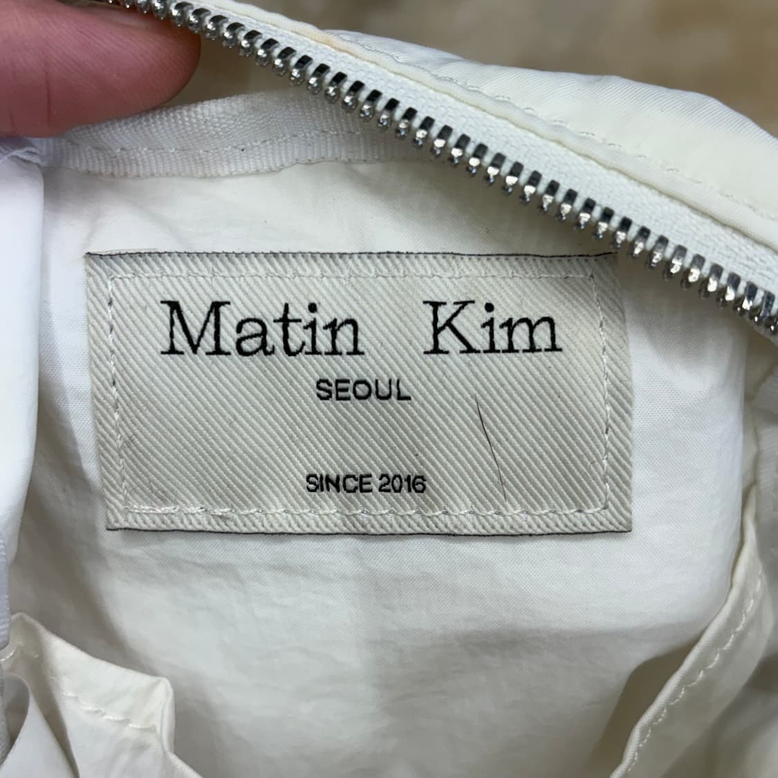 F 마뗑킴 화이트 카고 크로스 미니백  상품이미지5