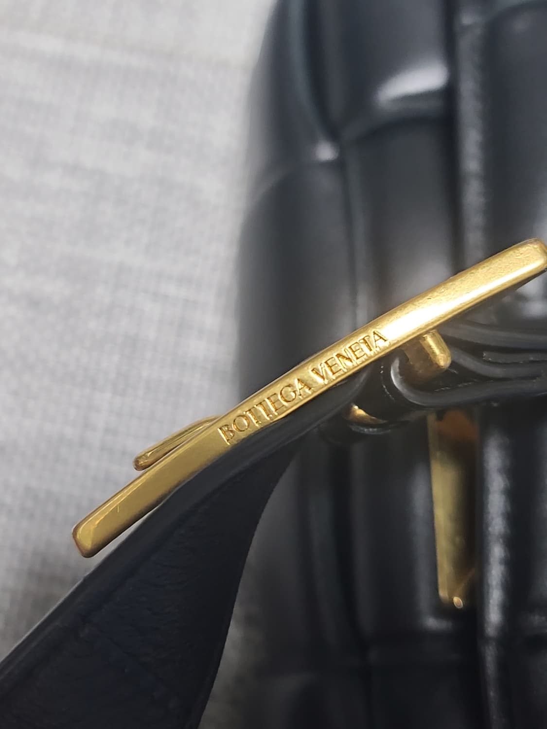 보테가베네타 패딩 레더 카세트백 블랙 금장 크로스백 상품이미지2