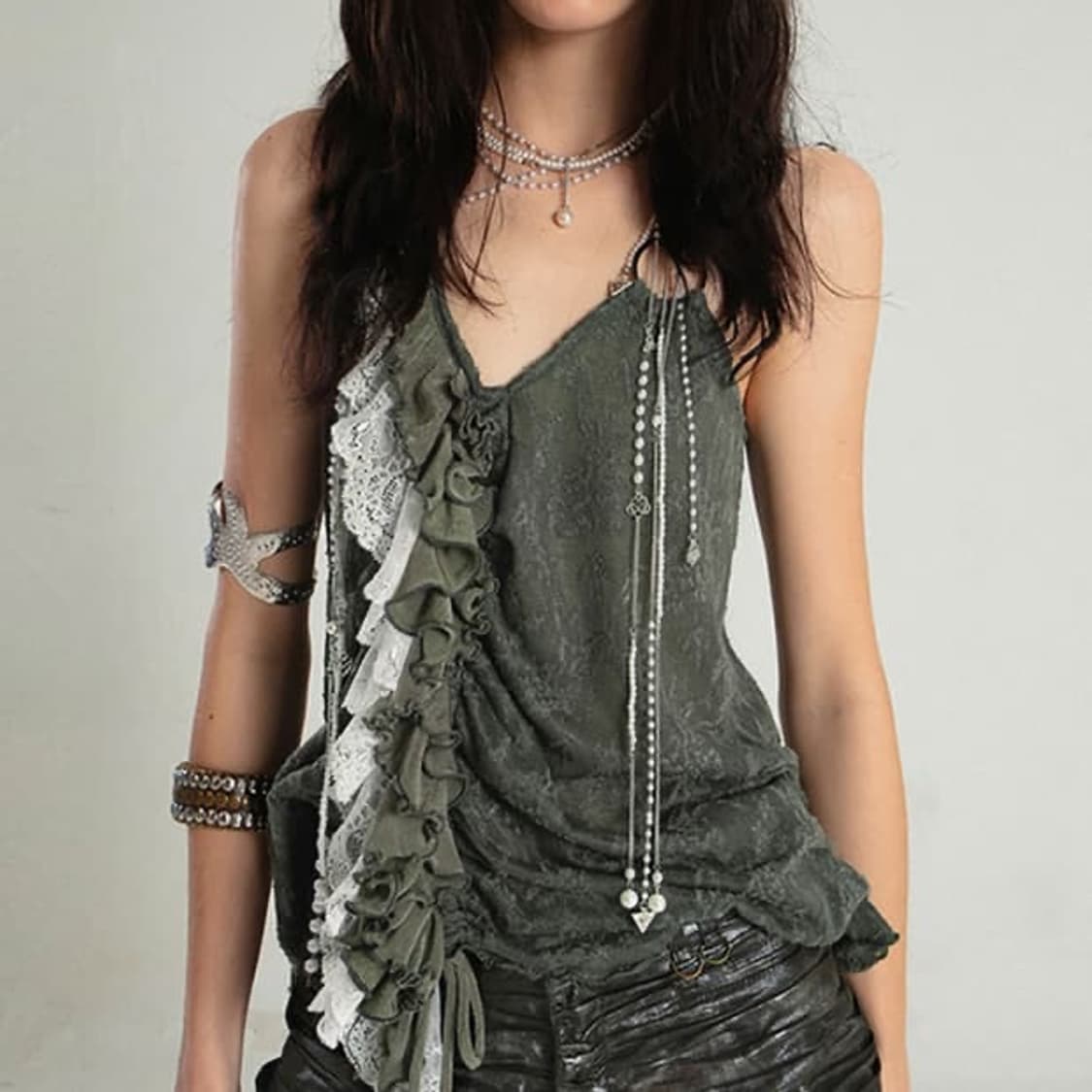 Doublepunch Ruffle Metal Top Khaki 상품이미지1