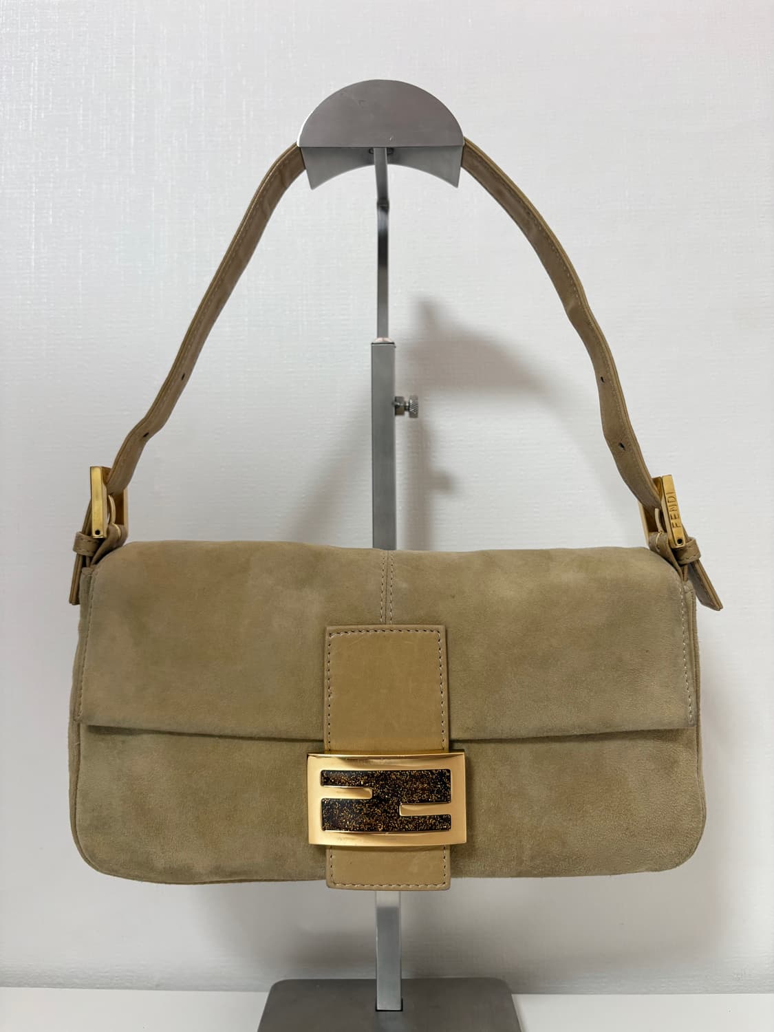 펜디 스웨이드 바게트백 베이지 상품이미지1