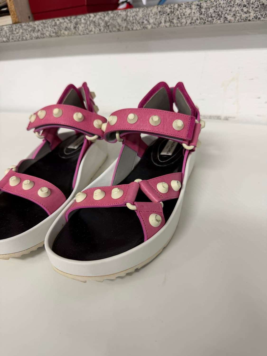 정품) 발렌시아가 핑크 스터드 샌들 36.5 상품이미지2