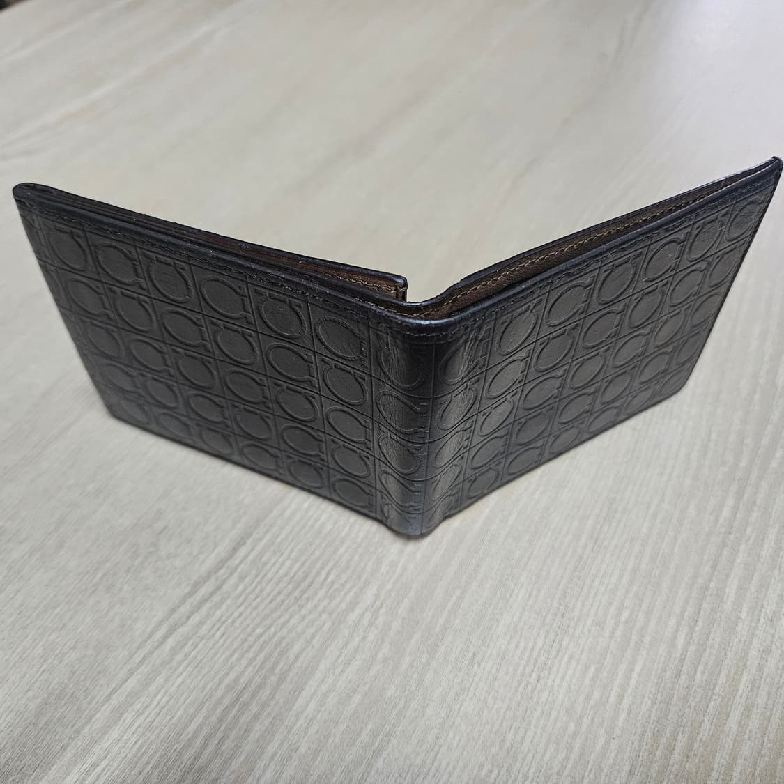 페라가모 간치니 남성 반지갑 저렴하게 팝니다 상품이미지3