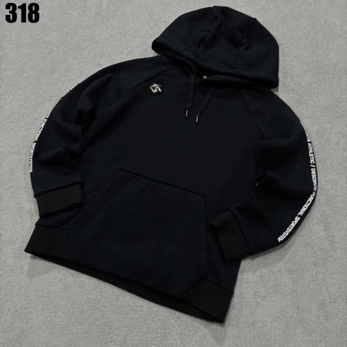 데상트 블랙 후드티 상품이미지1