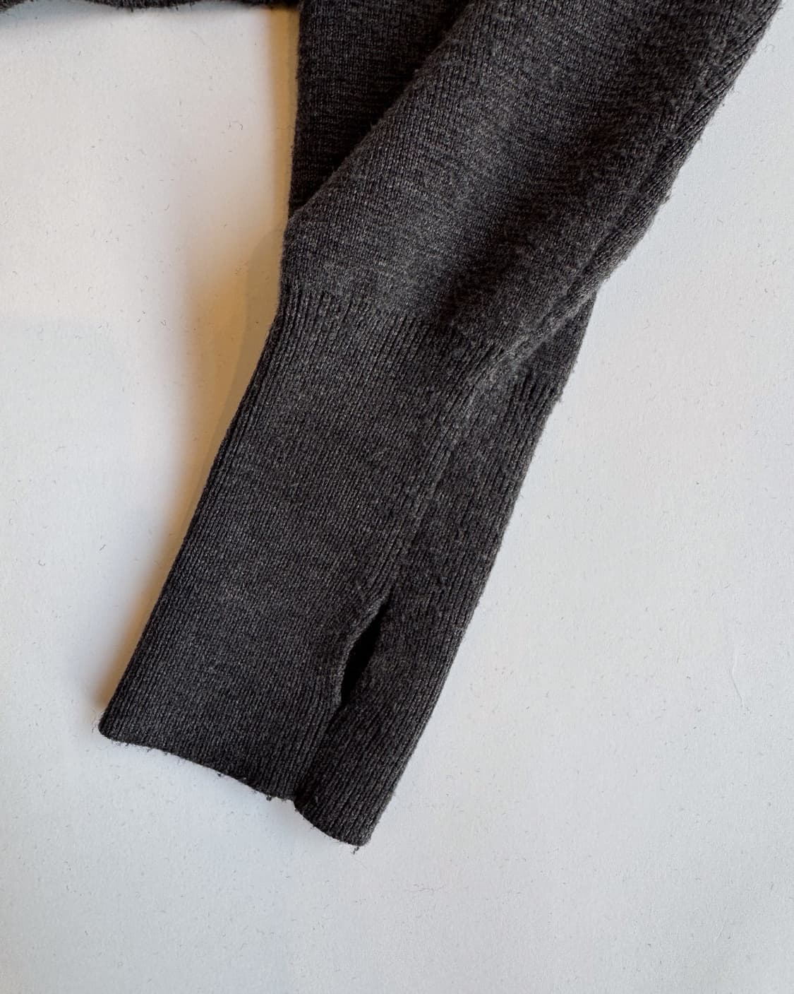 Charcoal Cropped Thumbhole Cardigan 상품이미지4