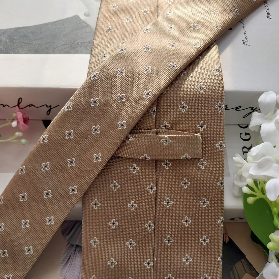 닥스 실크 베이지 플라워 모티브 넥타이 8.4cm A+등급 K1931
 상품이미지6