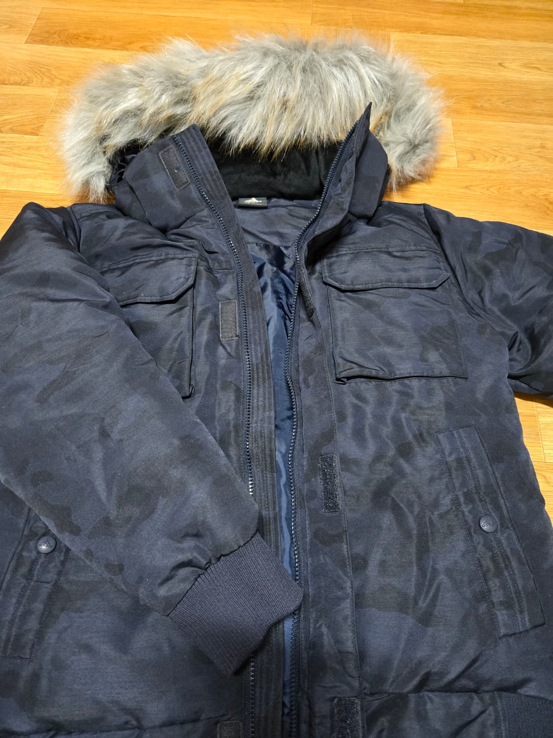 아디다스 남성 카모 에어다운 봄버 패딩(95사이즈) 상품이미지4