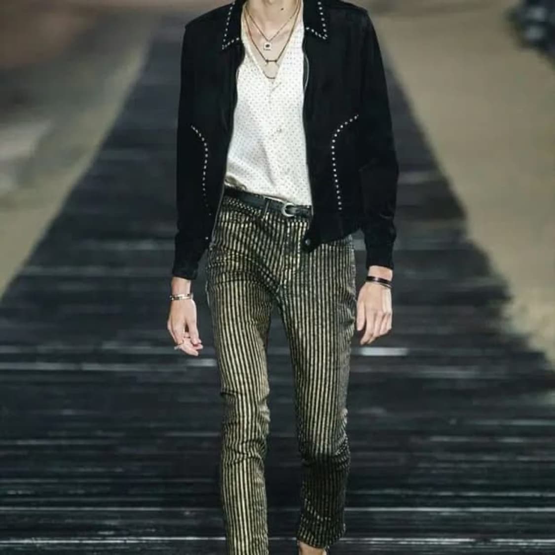 (46) 생로랑 스터드 스웨이드 자켓 상품이미지1