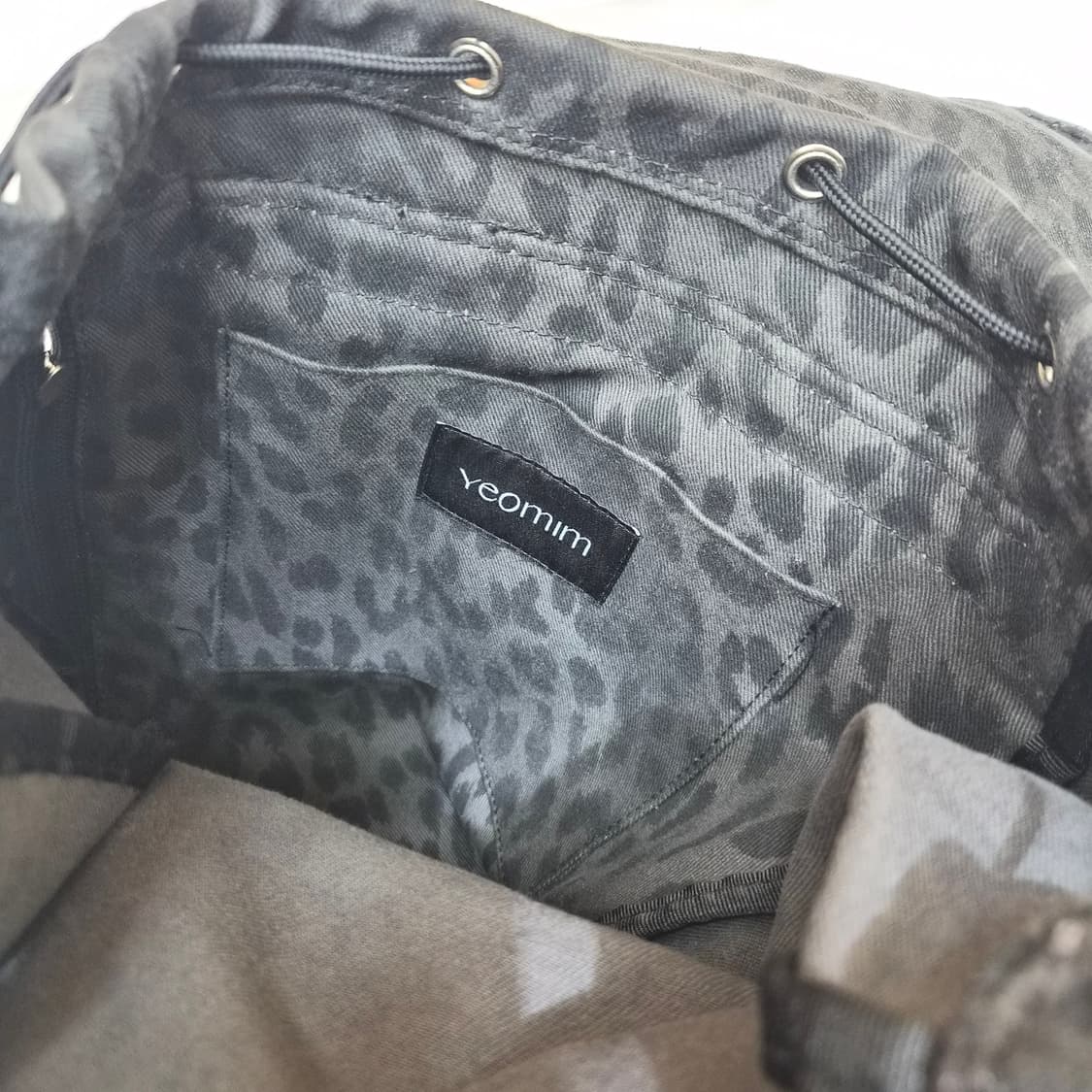 (새상품) 여밈 로우 레이아웃 백팩 (레오파드챠콜) 상품이미지5