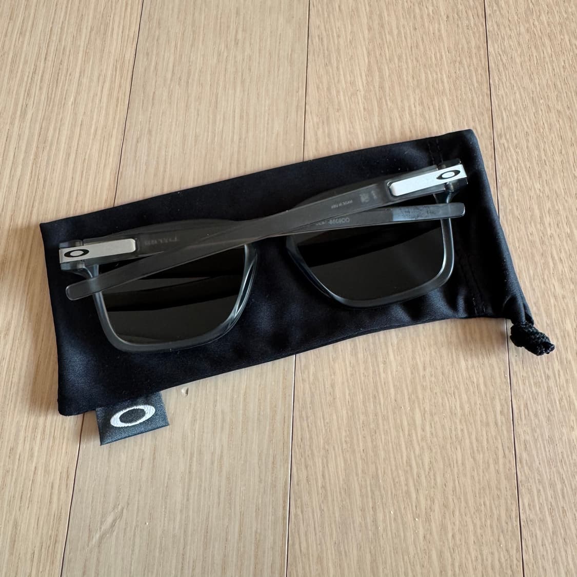 오클리 래치 선글라스 그레이 상품이미지4