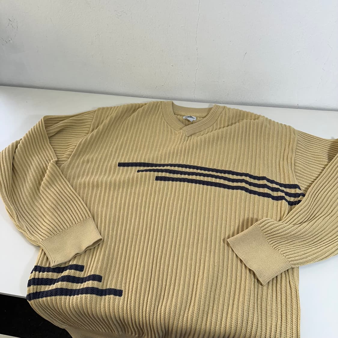 XL 아디다스 라이트겨자 3STRIPES 루즈핏 브이넥면니트 상품이미지3