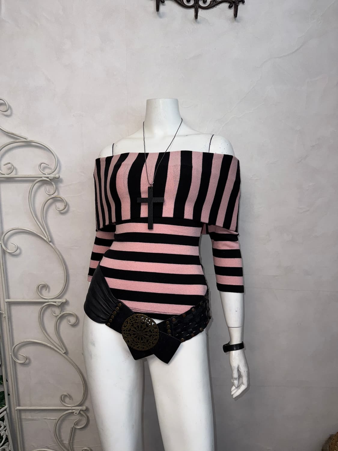 Black pink stripe off shoulder half slee 상품이미지1