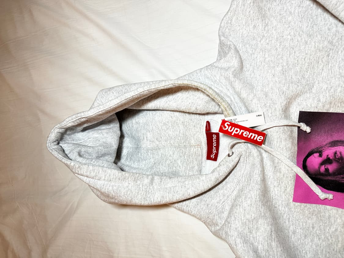 슈프림 x 케이트 모스 후드 스웨트셔츠 애쉬 그레이 - 24FW 상품이미지6