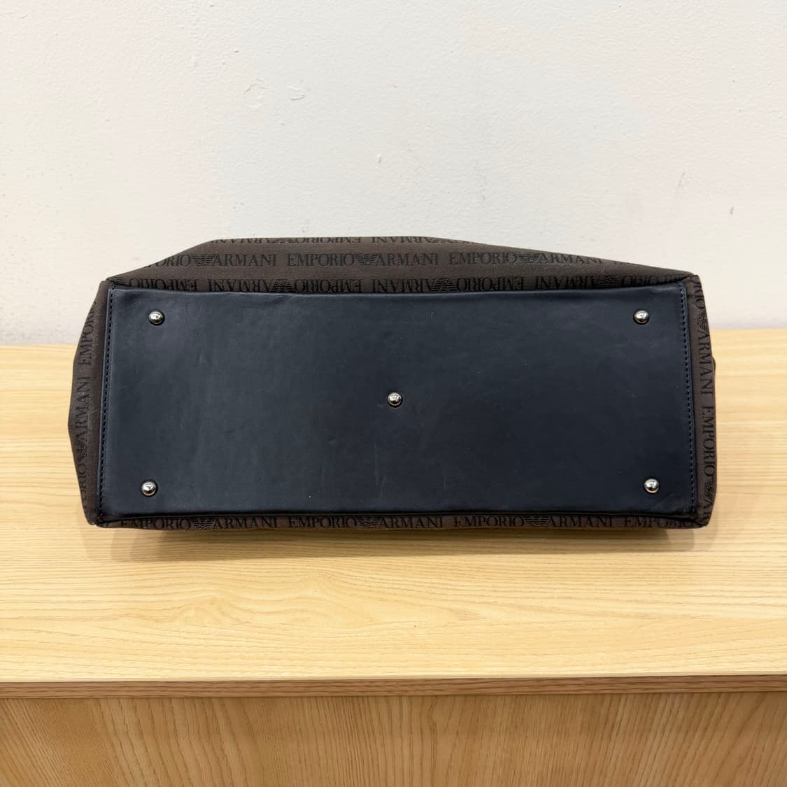 엠포리오 아르마니 캔버스 숄더백 로고 자카드 패턴 디테일 브라운 상품이미지4